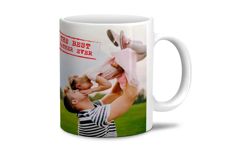 Moeder en baby houden een Printerpix cartoon ontwerp gepersonaliseerde mok met tekst voor papa