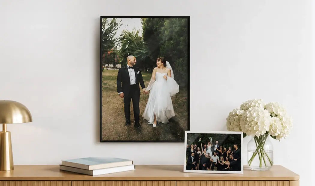 Een ingelijste trouwfoto, voor haar man