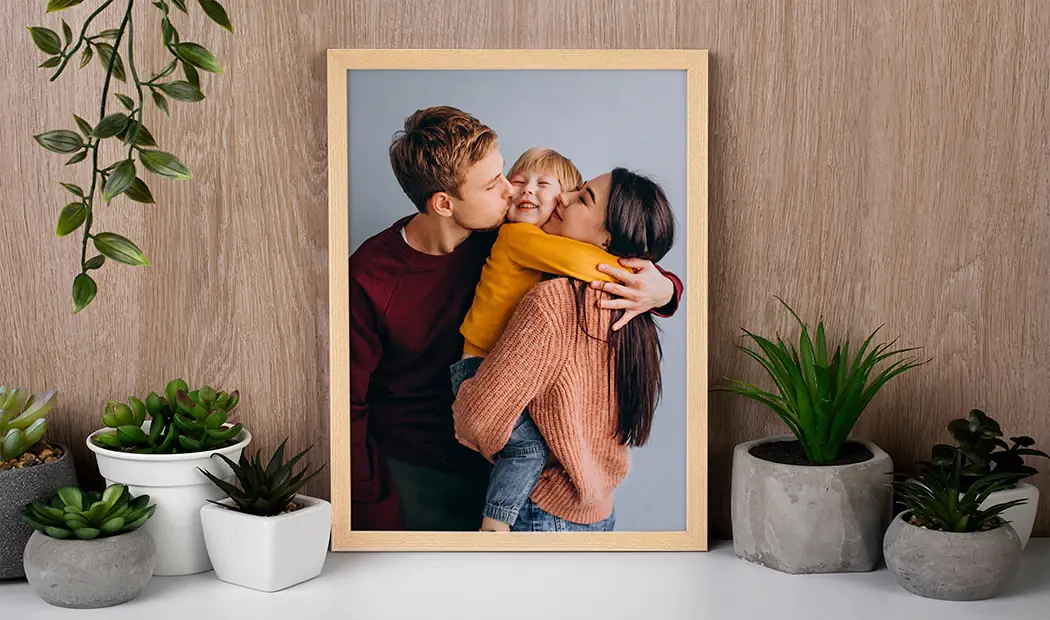Een ingelijste familiefoto op een plank