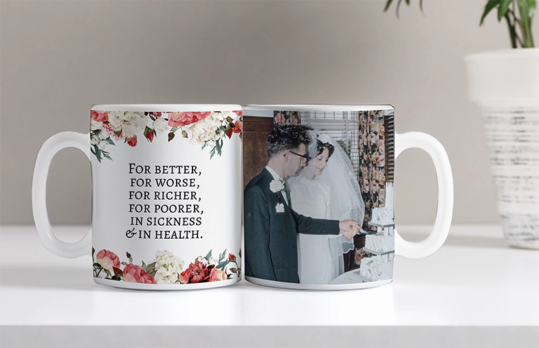 Gepersonaliseerde Fotomokken van Printerpix|Moeder en baby houden een gepersonaliseerde mok met cartoonontwerp van Printerpix met tekst voor papa|Gepersonaliseerde fotomok met afbeelding van een kruipende baby in dierenpak|Moeder en dochter houden gepersonaliseerde fotomokken met familiefoto's|Kussend stel met gepersonaliseerde mokken met tekst|Gepersonaliseerde fotomok met je eigen foto van een hond