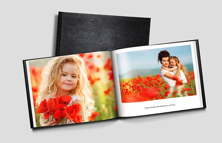 Leren gepersonaliseerde fotoboeken van Printerpix|Aangepast Printerpix-fotoboek met leren omslag en gepersonaliseerd ontwerp|Op maat gemaakt fotoalbum open op tafel met fotocollage van familiefoto's|Huwelijks- en bruidsfoto's in op maat gedrukt fotoalbum van Printerpix|Koppel bekijkt leren omslag op maat gemaakt fotoboek gemaakt door Printerpix|Oud koppel print grote aangepaste foto's in leren fotoalbum