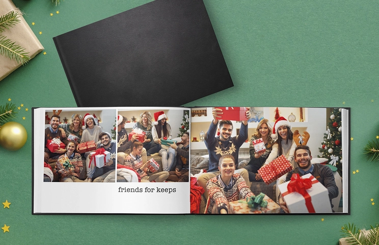 Leren gepersonaliseerde fotoboeken van Printerpix|Aangepast Printerpix-fotoboek met leren omslag en gepersonaliseerd ontwerp|Op maat gemaakt fotoalbum open op tafel met fotocollage van familiefoto's|Huwelijks- en bruidsfoto's in op maat gedrukt fotoalbum van Printerpix|Koppel bekijkt leren omslag op maat gemaakt fotoboek gemaakt door Printerpix|Oud koppel print grote aangepaste foto's in leren fotoalbum