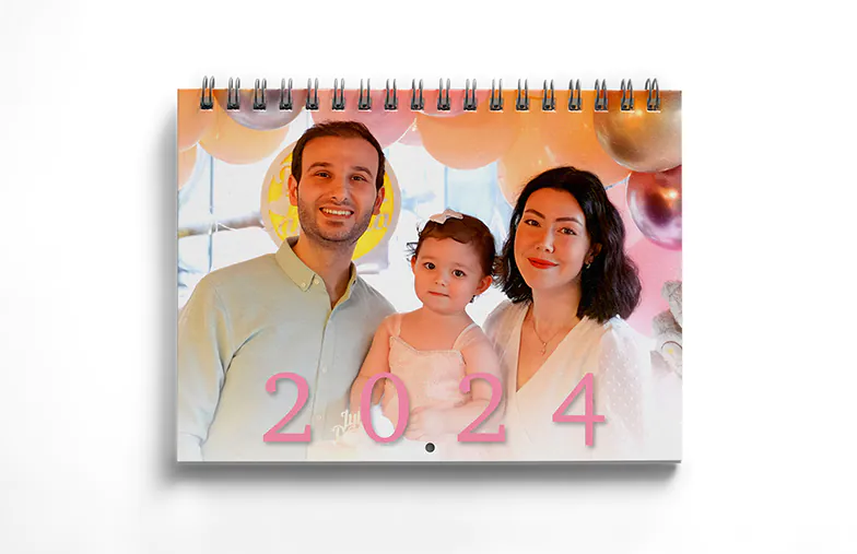 Foto van vriendin op gepersonaliseerde wandkalender opgehangen in de woonkamer