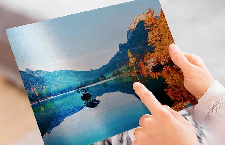 Aluminium fotoprint van een berg en een meer vastgehouden door een vrouw gemaakt door Printerpix