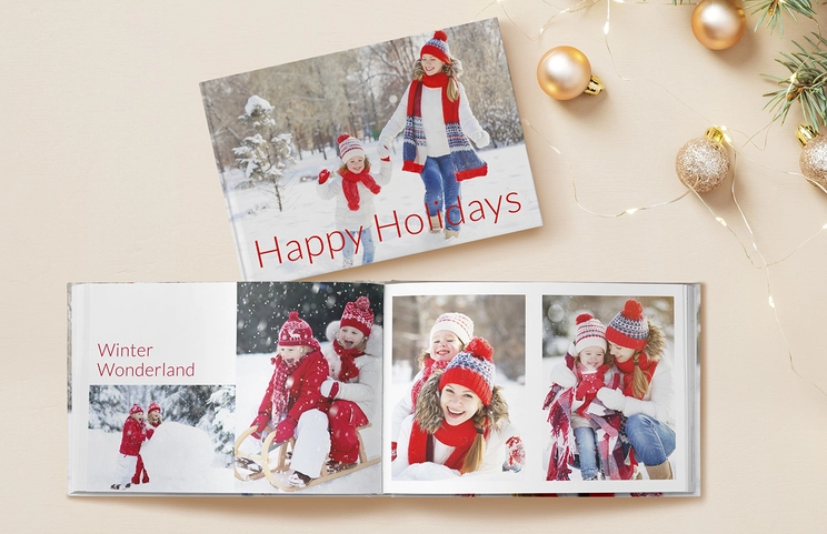 Hardcover gepersonaliseerde fotoboeken van Printerpix|Op maat gedrukt Printerpix fotoalbum met harde kaft en grote foto's van een ouder echtpaar|Gepersonaliseerd fotoalbum met romantische foto's van een stel en fotokaft|Familiefotoalbum met op maat gedrukte kaft en familienaamtekst|Huisdier en vrouw kijken naar gepersonaliseerd familie-fotoboek met aangepast ontwerp|Twee mensen kijken naar Printerpix gepersonaliseerd fotoboek met trouwfoto's en bruid