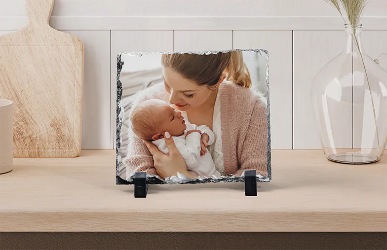 Stenen Foto Leisteen|Stenen leisteen met familiefoto|zijaanzicht van stenen leisteen met baby en moeder en vader|twee jonge mensen afgedrukt op een steen|Gepersonaliseerd cadeau Steen met afgedrukte afbeelding