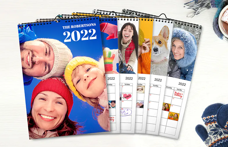 Gepersonaliseerde wandkalender 2020 van Printerpix|Foto van vriendin op gepersonaliseerde wandkalender opgehangen in de woonkamer|Vrouw schrijft op A4 gepersonaliseerde wandkalender van printerpix met kerstthemafoto|A3 2020 wandkalender opgehangen met gepersonaliseerd fotodesign van printerpix|Romantisch stel in de woonkamer met gepersonaliseerde 2020 wandkalender met aanzoekfoto|Hondenfoto's op op maat gemaakte fotokalender opgehangen aan de muur