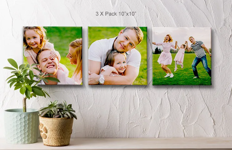 Drie vierkante foto canvasdoeken van Printerpix aan een muur in de woonkamer met familiefoto's en kinderfoto's