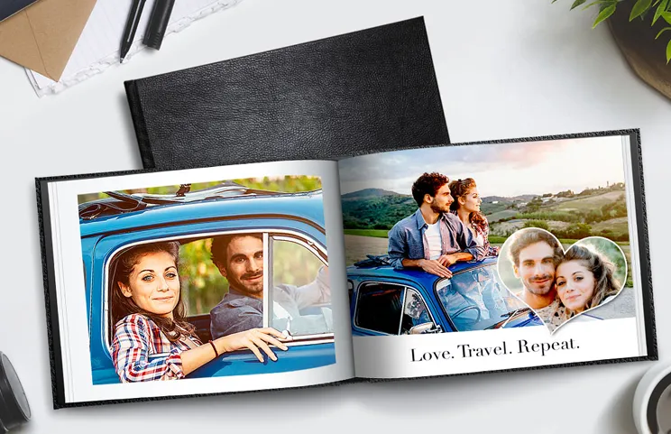 Leren gepersonaliseerde fotoboeken van Printerpix|Aangepast Printerpix-fotoboek met leren omslag en gepersonaliseerd ontwerp|Op maat gemaakt fotoalbum open op tafel met fotocollage van familiefoto's|Huwelijks- en bruidsfoto's in op maat gedrukt fotoalbum van Printerpix|Koppel bekijkt leren omslag op maat gemaakt fotoboek gemaakt door Printerpix|Oud koppel print grote aangepaste foto's in leren fotoalbum