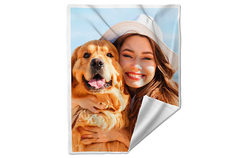 Close-up van printerpix gepersonaliseerde honden deken met fleece stof en foto van kind en hond