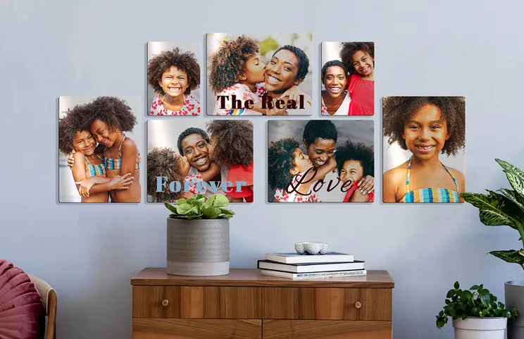 Metalen fotoprint van Printerpix|Aluminium fotoprint van een berg en een meer vastgehouden door een vrouw gemaakt door Printerpix|Kleine vierkante metalen print van een man die in een meer duikt|Metalen fotoprint van moeder en dochter op boekenplank|Vrouw plaatst metalen print van vriendin en vriend op muur|Drie metalen fotoprints van verschillende maten|||||