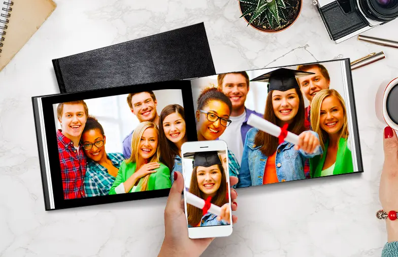 Leren gepersonaliseerde fotoboeken van Printerpix|Aangepast Printerpix-fotoboek met leren omslag en gepersonaliseerd ontwerp|Op maat gemaakt fotoalbum open op tafel met fotocollage van familiefoto's|Huwelijks- en bruidsfoto's in op maat gedrukt fotoalbum van Printerpix|Koppel bekijkt leren omslag op maat gemaakt fotoboek gemaakt door Printerpix|Oud koppel print grote aangepaste foto's in leren fotoalbum