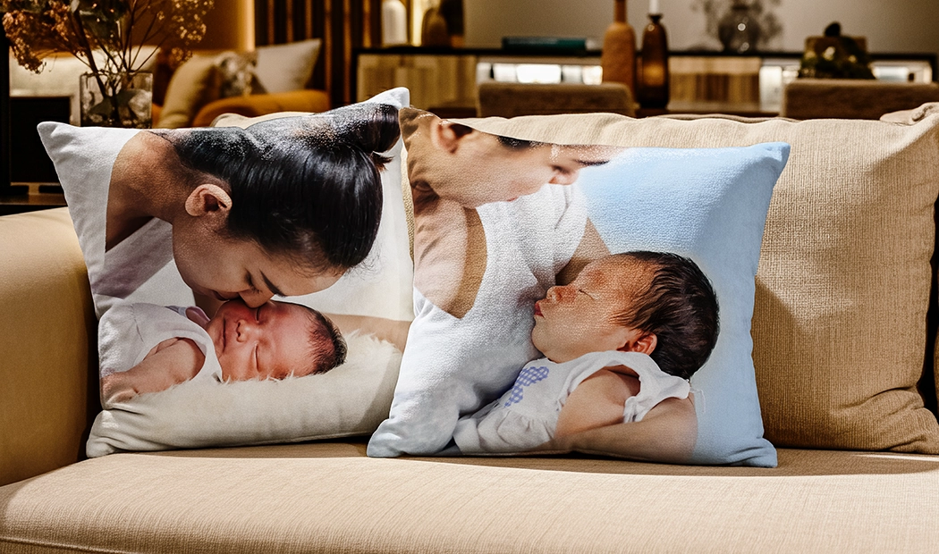 Gepersonaliseerde Kussenhoezen|Gepersonaliseerd kussen met een gelukkig gezin met zonnebrillen, zomerse herinneringen makend. Maak de jouwe vandaag nog!|Gelukkige vrouw omarmt gepersonaliseerd kussen met een levendige foto van een stel. Maak jouw unieke aandenken!|Gepersonaliseerd kussen met twee vrienden, hoogwaardige print op premium stof. Volledig aanpasbaar!|Gepersonaliseerd kussen met een gelukkige familiefoto, geplaatst op een bank. Maak een uniek aandenken!|Gepersonaliseerd kussen met een aquarel vlinderontwerp, initiaal & naam. Een uniek, doordacht cadeau.