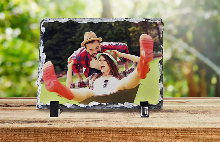 Stenen Foto Leisteen|Stenen leisteen met familiefoto|zijaanzicht van stenen leisteen met baby en moeder en vader|twee jonge mensen afgedrukt op een steen|Gepersonaliseerd cadeau Steen met afgedrukte afbeelding