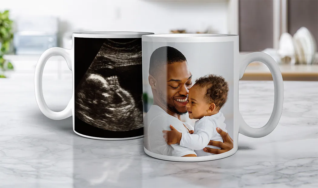 Gepersonaliseerde Fotomokken van Printerpix|Moeder en baby houden een gepersonaliseerde mok met cartoonontwerp van Printerpix met tekst voor papa|Gepersonaliseerde fotomok met afbeelding van een kruipende baby in dierenpak|Moeder en dochter houden gepersonaliseerde fotomokken met familiefoto's|Kussend stel met gepersonaliseerde mokken met tekst|Gepersonaliseerde fotomok met je eigen foto van een hond