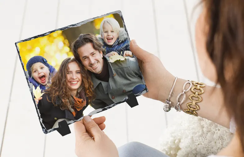 Stenen Foto Leisteen|Stenen leisteen met familiefoto|zijaanzicht van stenen leisteen met baby en moeder en vader|twee jonge mensen afgedrukt op een steen|Gepersonaliseerd cadeau Steen met afgedrukte afbeelding