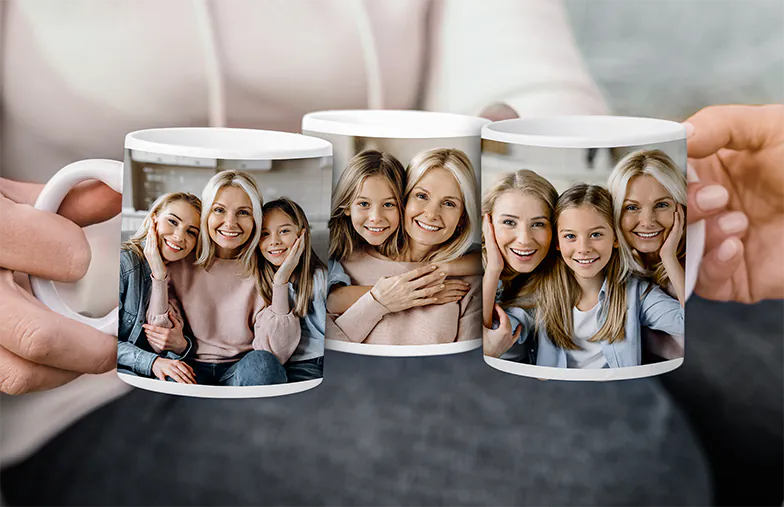Moeder en baby houden een gepersonaliseerde mok met cartoonontwerp van Printerpix met tekst voor papa