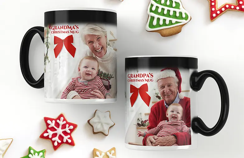 Printerpix Aangepaste magische hitteveranderende mok met gepersonaliseerde foto van een baby onthuld|Magische Mok|Jonge jongen die een op maat ontworpen magische mok vasthoudt met foto van zichzelf|Magische mok met foto van kat terwijl er thee in wordt geschonken op bureau|Koppel dat twee hitteveranderende magische mokken vasthoudt met aangepaste tekst van Printerpix|Gepersonaliseerde magische mok met onthulde foto van jonge vrouw