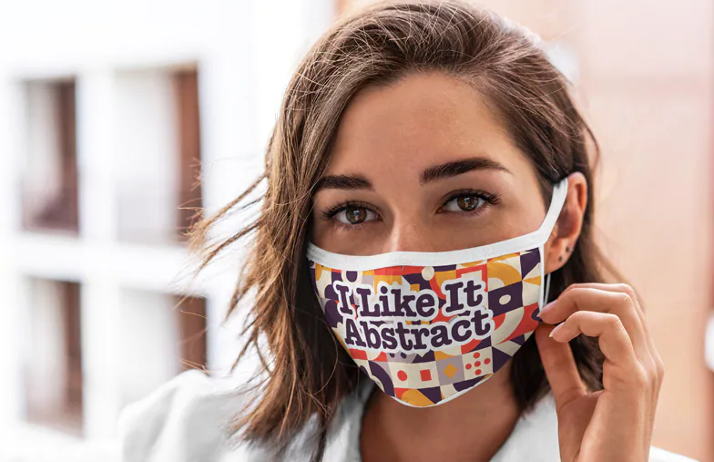 Gepersonaliseerde Gezichtsmaskers van Printerpix|Jonge vrouw die rent en een gepersonaliseerd gezichtsmasker met modieus ontwerp draagt|Jonge man die een modieus gepersonaliseerd gezichtsmasker draagt|Jonge dame die een gepersonaliseerd masker met grappig mondontwerp draagt|Koppel dat prinses en harry potter gezichtsmaskers draagt voor bescherming buitenshuis|Vrouw die een gezichtsmasker met bloemenontwerp draagt