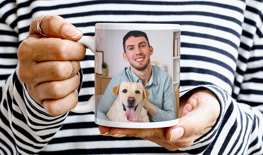 Gepersonaliseerde Fotomokken van Printerpix|Moeder en baby houden een gepersonaliseerde mok met cartoonontwerp van Printerpix met tekst voor papa|Gepersonaliseerde fotomok met afbeelding van een kruipende baby in dierenpak|Moeder en dochter houden gepersonaliseerde fotomokken met familiefoto's|Kussend stel met gepersonaliseerde mokken met tekst|Gepersonaliseerde fotomok met je eigen foto van een hond