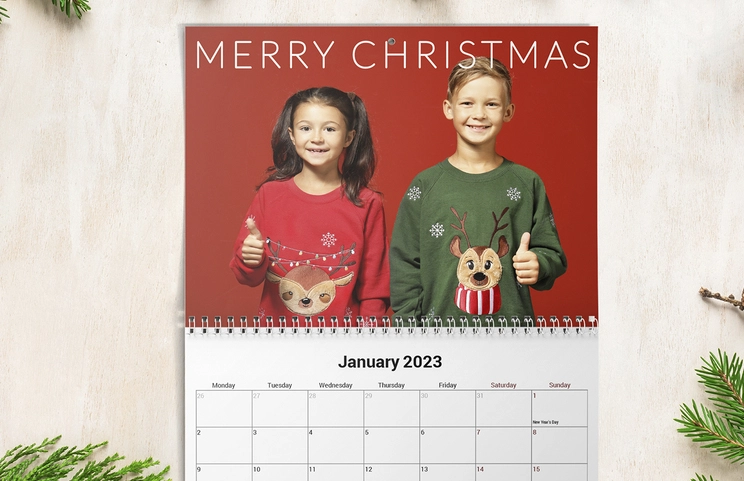 Gepersonaliseerde wandkalender 2020 van Printerpix|Foto van vriendin op gepersonaliseerde wandkalender opgehangen in de woonkamer|Vrouw schrijft op A4 gepersonaliseerde wandkalender van printerpix met kerstthemafoto|A3 2020 wandkalender opgehangen met gepersonaliseerd fotodesign van printerpix|Romantisch stel in de woonkamer met gepersonaliseerde 2020 wandkalender met aanzoekfoto|Hondenfoto's op op maat gemaakte fotokalender opgehangen aan de muur