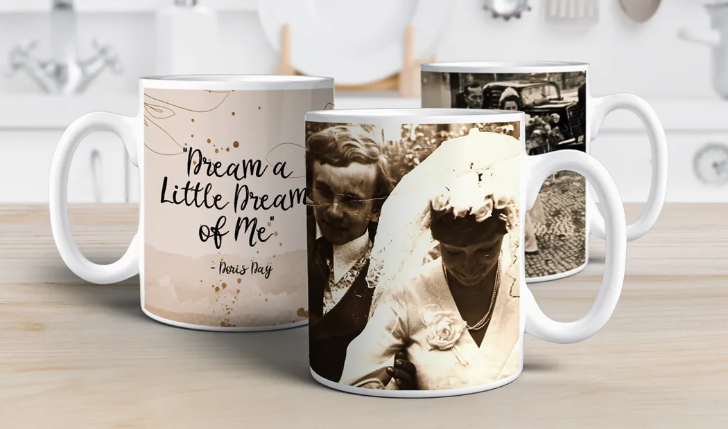 Gepersonaliseerde Fotomokken van Printerpix|Moeder en baby houden een gepersonaliseerde mok met cartoonontwerp van Printerpix met tekst voor papa|Gepersonaliseerde fotomok met afbeelding van een kruipende baby in dierenpak|Moeder en dochter houden gepersonaliseerde fotomokken met familiefoto's|Kussend stel met gepersonaliseerde mokken met tekst|Gepersonaliseerde fotomok met je eigen foto van een hond