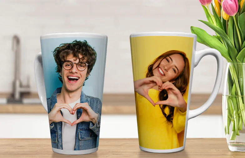 Aangepaste Latte Mokken van Printerpix|Gepersonaliseerde grote latte mok van Printerpix met hart en foto van kussend stel|Twee grote witte latte mokken op maat ontworpen met foto's van stel en hond|Twee op maat gemaakte latte mokken met eigen foto's van stel en tekst met citaat|Jong stel houdt gepersonaliseerde latte mokken vast met tekst en afbeeldingen|Koffiemok met foto van jong stel erop gedrukt