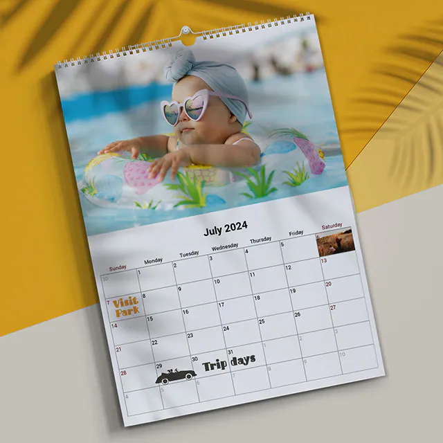 Gepersonaliseerde wandkalender 2020 van Printerpix|A3 Gepersonaliseerde Wandkalender|Vrouw schrijft op A4 gepersonaliseerde wandkalender van printerpix met kerstthemafoto|A3 2020 wandkalender opgehangen met gepersonaliseerd fotodesign van printerpix|Romantisch stel in woonkamer met gepersonaliseerde 2020 wandkalender met aanzoekfoto|Hondenfoto's op op maat gemaakte fotokalender aan de muur gehangen