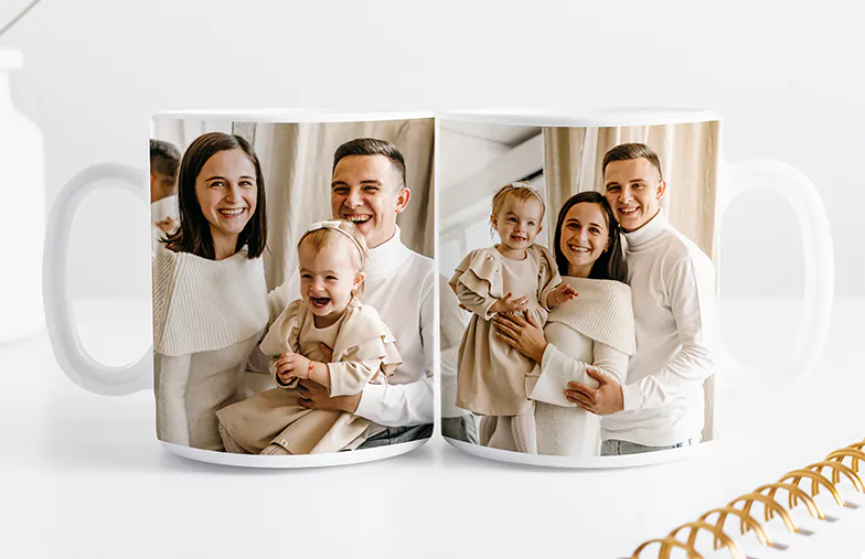 Gepersonaliseerde Fotomokken van Printerpix|Moeder en baby houden een gepersonaliseerde mok met cartoonontwerp van Printerpix met tekst voor papa|Gepersonaliseerde fotomok met afbeelding van een kruipende baby in dierenpak|Moeder en dochter houden gepersonaliseerde fotomokken met familiefoto's|Kussend stel met gepersonaliseerde mokken met tekst|Gepersonaliseerde fotomok met je eigen foto van een hond