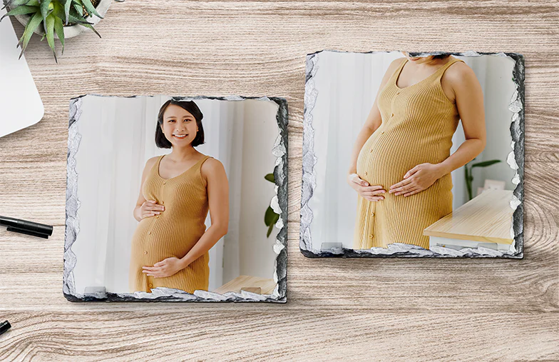 Stenen Foto Leisteen|Stenen leisteen met familiefoto|zijaanzicht van stenen leisteen met baby en moeder en vader|twee jonge mensen afgedrukt op een steen|Gepersonaliseerd cadeau Steen met afgedrukte afbeelding