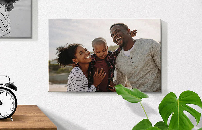 Gepersonaliseerde Foto Canvas Afdrukken van Printerpix|Collage canvas afdruk van twee verheugde vrouwelijke vrienden|canvas afdrukformaten|moeder die haar kleine zoon liefdevol kust op canvas afdruk|galerijmuur van canvas afdrukken|Canvas afdruk van een stel dat van hun vakantie geniet