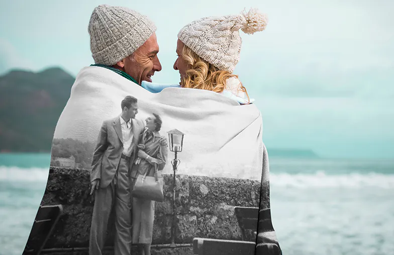 Mink Touch Fotodeken van Printerpix|Gepersonaliseerde Dekens|Grote fotodeken op tweepersoonsbed met foto van meisje|Fotodeken afbeelding met groottevergelijking|Fotodeken zwart-wit collage afbeelding