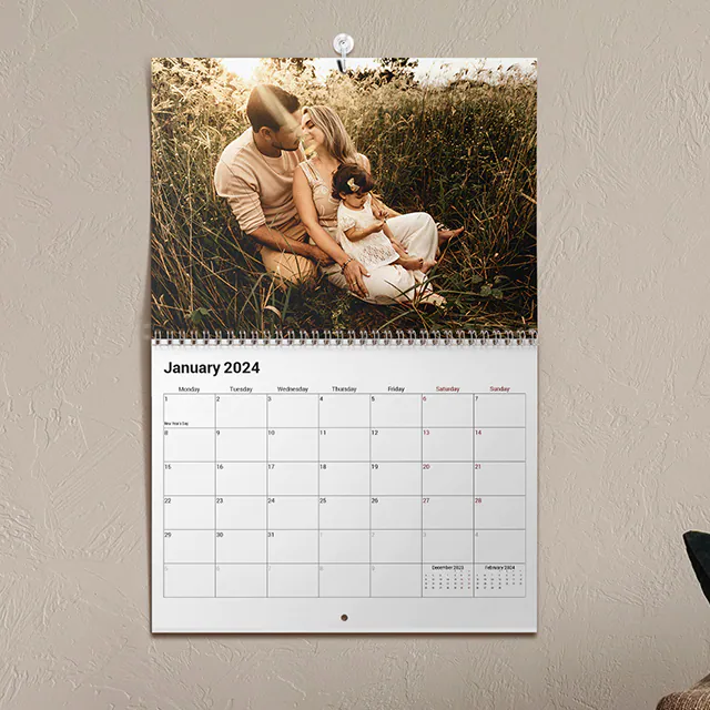 Gepersonaliseerde wandkalender 2020 van Printerpix|A3 Dubbele Pagina Kalender|Vrouw schrijft op A4 gepersonaliseerde wandkalender van printerpix met kerstthemafoto|A3 2020 wandkalender opgehangen met gepersonaliseerd fotodesign van printerpix|Romantisch stel in woonkamer met gepersonaliseerde 2020 wandkalender met voorstel foto|Hondenfoto's op op maat ontworpen fotokalender opgehangen aan de muur