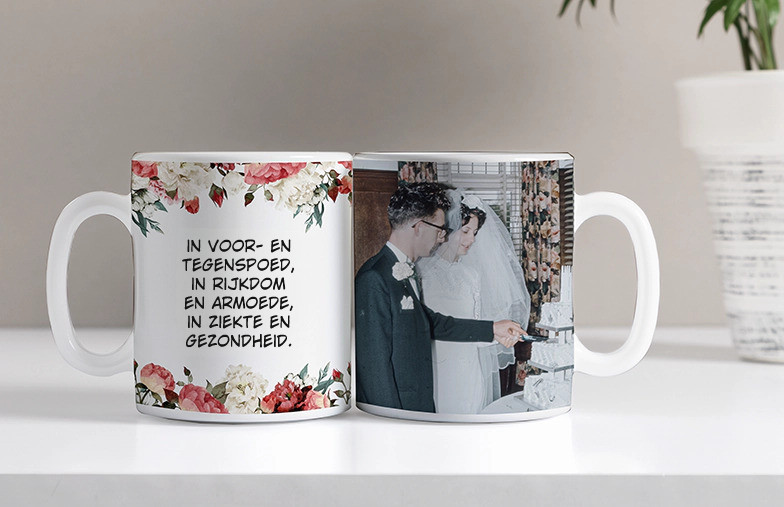 Gepersonaliseerde Fotomokken van Printerpix|Moeder en baby houden een gepersonaliseerde mok met cartoonontwerp van Printerpix met tekst voor papa|Gepersonaliseerde fotomok met afbeelding van een kruipende baby in dierenpak|Moeder en dochter houden gepersonaliseerde fotomokken met familiefoto's|Kussend stel met gepersonaliseerde mokken met tekst|Gepersonaliseerde fotomok met je eigen foto van een hond|||||