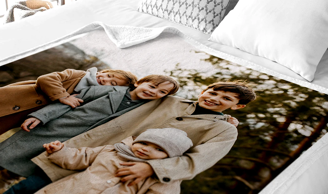 Mink Touch Fotodeken van Printerpix|Fotodekens|Grote fotodeken op tweepersoonsbed met foto van meisje|Fotodeken afbeelding met groottevergelijking|Fotodeken zwart-wit collage afbeelding