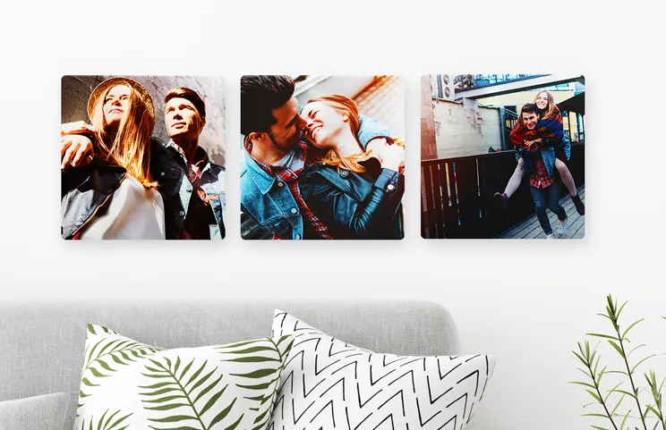 Metalen displaypaneelafdrukken van Printerpix|Vier metalen displaypaneel fotoprints met babyfoto's|negen metalen fotodisplaypaneelafdrukken met familiefoto's|drie metalen displaypaneel fotoprints met landschapsfoto's|vier metalen fotodisplayafdrukken met vakantiefoto's|Vrouw die twee metalen trouwfotoprints vasthoudt