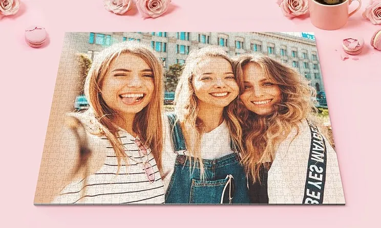 Roze kartonnen puzzel van de familie