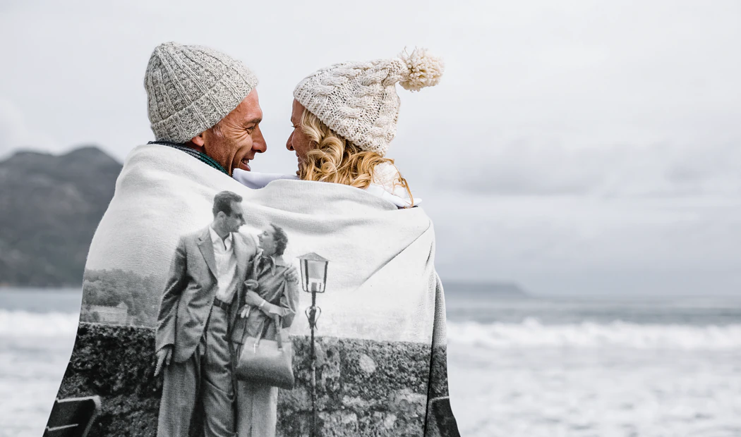 Mink Touch Fotodeken van Printerpix|Fotodekens|Grote fotodeken op tweepersoonsbed met foto van meisje|Fotodeken afbeelding met groottevergelijking|Fotodeken zwart-wit collage afbeelding||||||