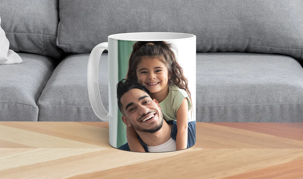 Gepersonaliseerde Fotomokken van Printerpix|Moeder en baby houden een gepersonaliseerde mok met cartoonontwerp van Printerpix met tekst voor papa|Gepersonaliseerde fotomok met afbeelding van een kruipende baby in dierenpak|Moeder en dochter houden gepersonaliseerde fotomokken met familiefoto's|Kussend stel met gepersonaliseerde mokken met tekst|Gepersonaliseerde fotomok met je eigen foto van een hond