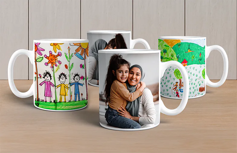 Gepersonaliseerde Fotomokken van Printerpix|Moeder en baby houden een gepersonaliseerde mok met cartoonontwerp van Printerpix met tekst voor papa|Gepersonaliseerde fotomok met afbeelding van een kruipende baby in dierenpak|Moeder en dochter houden gepersonaliseerde fotomokken met familiefoto's|Kussend stel met gepersonaliseerde mokken met tekst|Gepersonaliseerde fotomok met je eigen foto van een hond