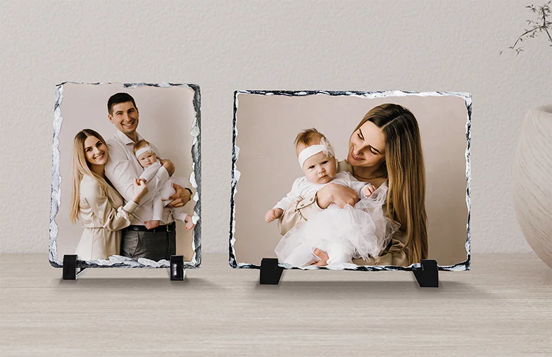 Stenen Foto Leisteen|Stenen leisteen met familiefoto|zijaanzicht van stenen leisteen met baby en moeder en vader|twee jonge mensen afgedrukt op een steen|Gepersonaliseerd cadeau Steen met afgedrukte afbeelding