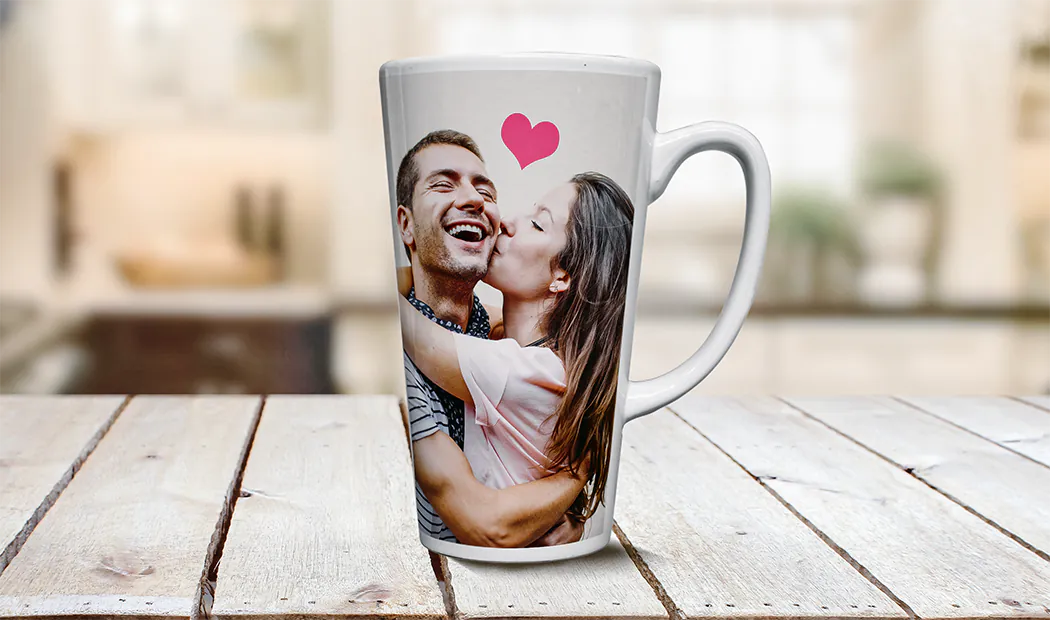 Aangepaste Latte Mokken van Printerpix|Gepersonaliseerde grote latte mok van Printerpix met hart en foto van kussend stel|Twee grote witte latte mokken op maat ontworpen met foto's van stel en hond|Twee op maat gemaakte latte mokken met eigen foto's van stel en tekst met citaat|Jong stel houdt gepersonaliseerde latte mokken vast met tekst en afbeeldingen|Koffiemok met foto van jong stel erop gedrukt