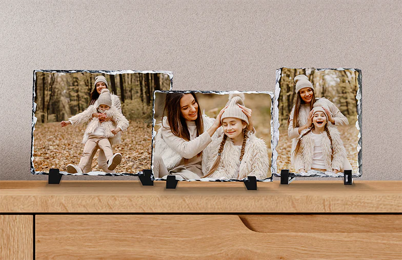 Stenen Foto Leisteen|Stenen leisteen met familiefoto|zijaanzicht van stenen leisteen met baby en moeder en vader|twee jonge mensen afgedrukt op een steen|Gepersonaliseerd cadeau Steen met afgedrukte afbeelding