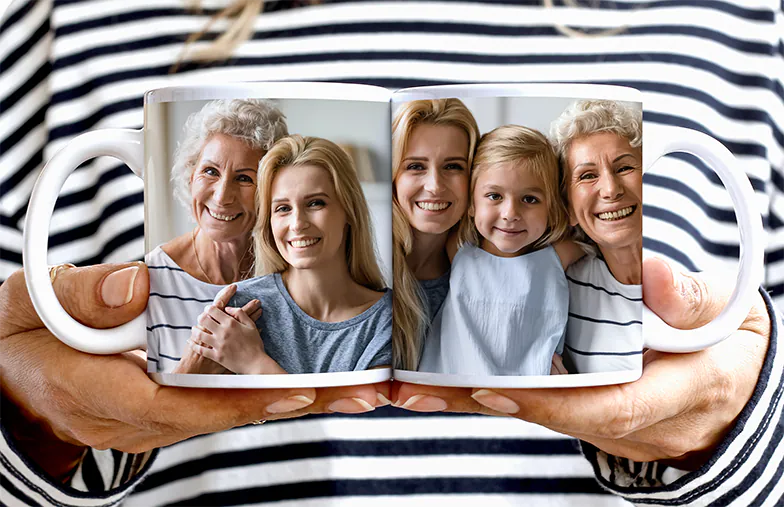 Gepersonaliseerde Fotomokken van Printerpix|Moeder en baby houden een gepersonaliseerde mok met cartoonontwerp van Printerpix met tekst voor papa|Gepersonaliseerde fotomok met afbeelding van een kruipende baby in dierenpak|Moeder en dochter houden gepersonaliseerde fotomokken met familiefoto's|Kussend stel met gepersonaliseerde mokken met tekst|Gepersonaliseerde fotomok met je eigen foto van een hond
