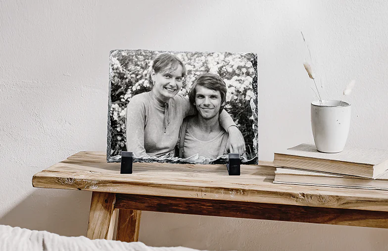 Stenen Foto Leisteen|Stenen leisteen met familiefoto|zijaanzicht van stenen leisteen met baby en moeder en vader|twee jonge mensen afgedrukt op een steen|Gepersonaliseerd cadeau Steen met afgedrukte afbeelding