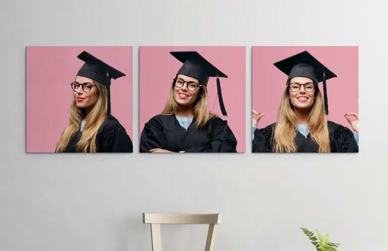 Fotocanvas Displaypanelen van Printerpix|Drie vierkante fotocanvassen van Printerpix aan een muur in de woonkamer met afstudeerfoto's|Man en vrouw die een fotocanvas ophangen met een vakantiefoto|Vrouw die drie zwart-wit familiefotocanvassen ophangt|Moeder en vier jonge kinderen zittend op de bank voor vier fotocanvassen|Koppel voor een blauwe muur met negen vierkante fotocanvassen