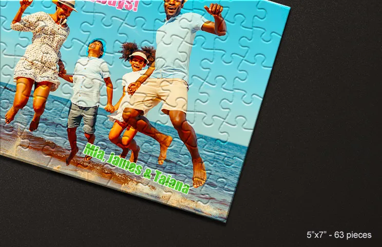 Kartonnen puzzel van familie op tafel