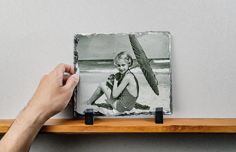 Stenen Foto Leisteen|Stenen leisteen met familiefoto|zijaanzicht van stenen leisteen met baby en moeder en vader|twee jonge mensen afgedrukt op een steen|Gepersonaliseerd cadeau Steen met afgedrukte afbeelding