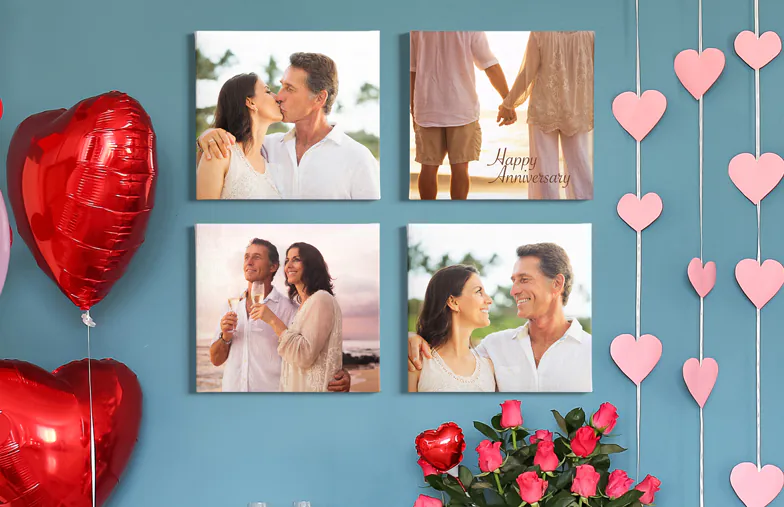 Foto Canvas Display Panelen van Printerpix|Canvas Panelen|Man en vrouw die een fotocanvas ophangen met een vakantiefoto|Vrouw die drie zwart-wit familiefotocanvassen ophangt|Moeder en vier jonge kinderen zitten op de bank voor vier fotocanvassen|Koppel voor een blauwe muur met negen vierkante fotocanvassen