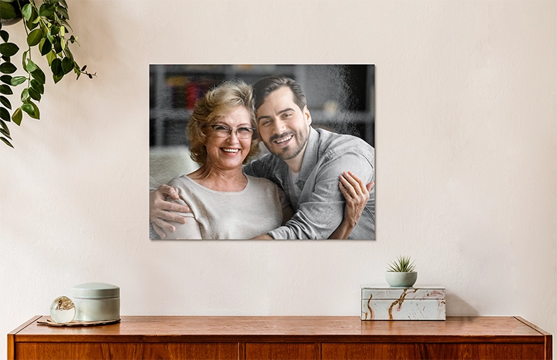 Metalen fotoprint van Printerpix|Aluminium fotoprint van een berg en een meer vastgehouden door een vrouw gemaakt door Printerpix|Kleine vierkante metalen print van een man die in een meer duikt|Metalen fotoprint van moeder en dochter op boekenplank|Vrouw plaatst metalen print van vriendin en vriend op muur|Drie metalen fotoprints van verschillende maten|||||